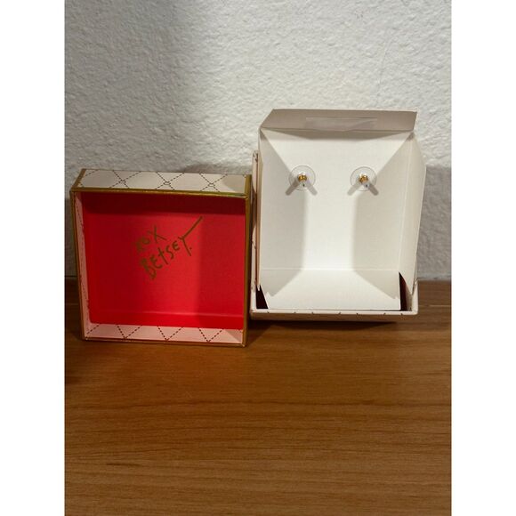 Betsey Johnson Gold Dainty Heart with Bow Drop Earrings NIB - Picture 4 of 5